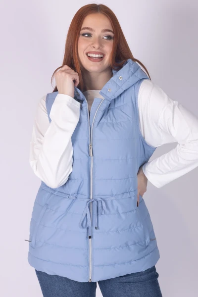 GILET CON CAPPUCCIO PLISSE...