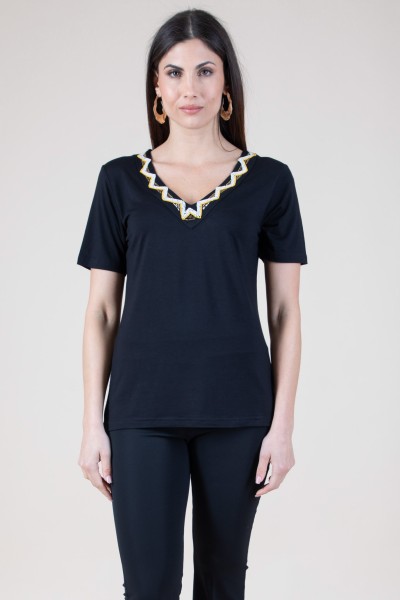 T-SHIRT SCOLLO A V RICAMATO...