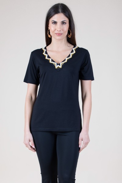 T-SHIRT SCOLLO A V RICAMATO...